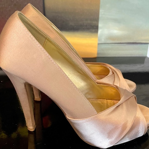 Size 8 Call it Spring heels - Picture 1 of 6